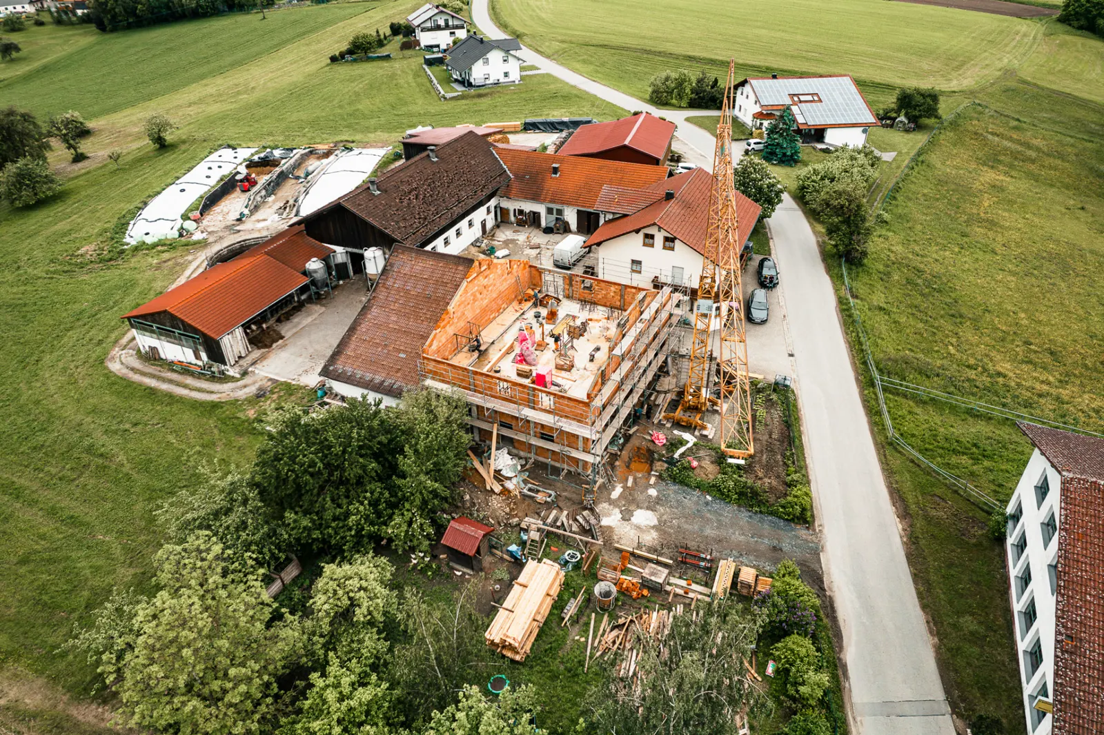 Baustelle im Dorf von oben