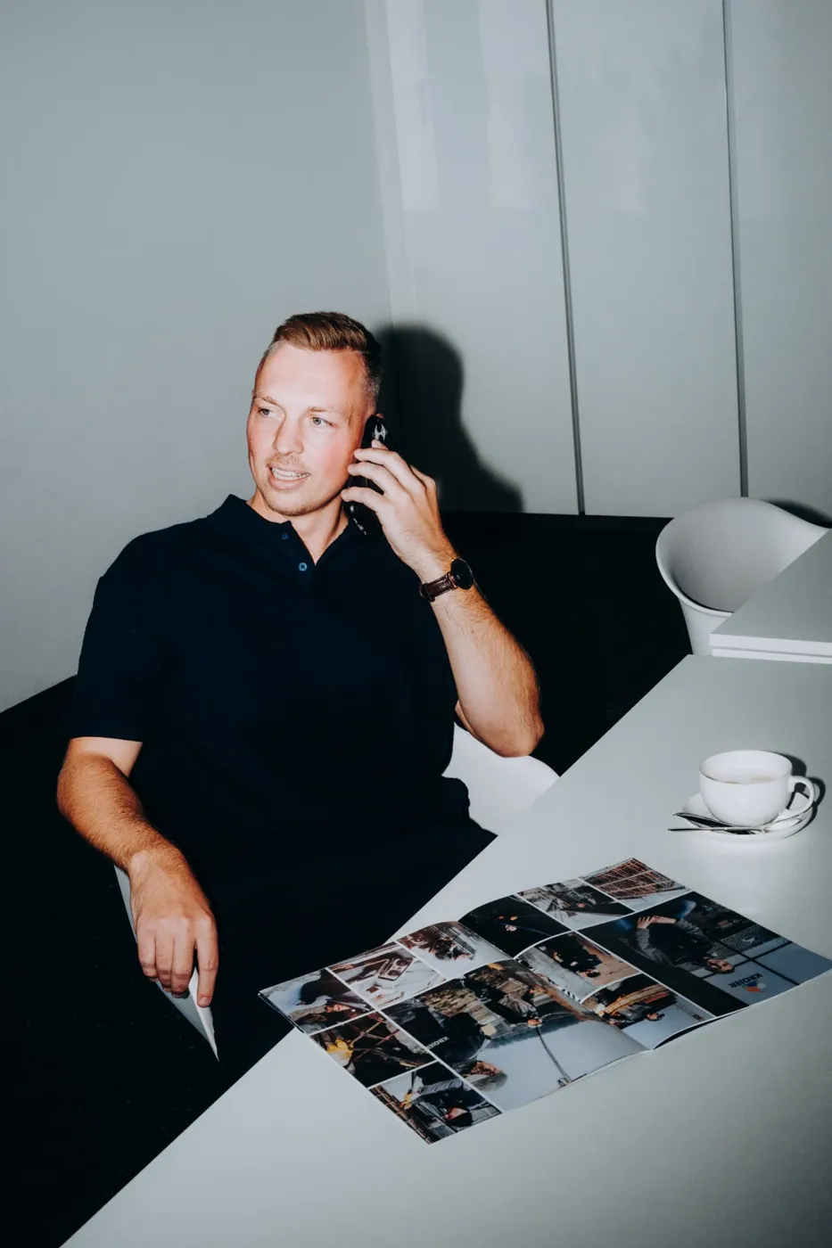 Simon am Telefon mit einem Handwerksbetrieb
